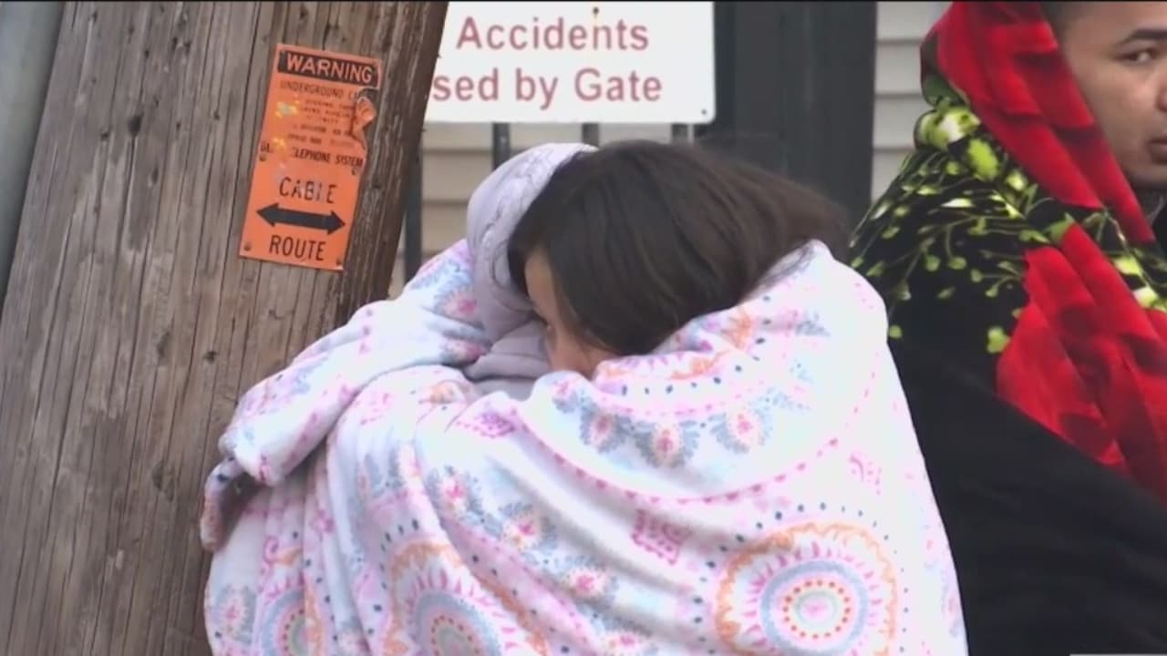 Incendio de tres alarmas afecta complejo de vivienda