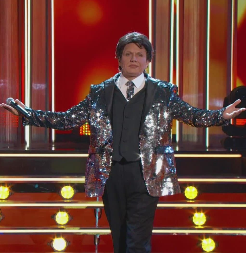 El número estuvo basado en la actuación queJuan Gabriel tuvo en el año 2013, en el Palacio de Bellas Artes de México.