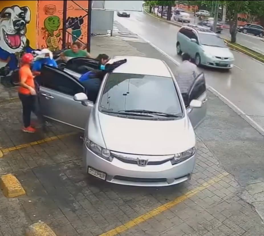 Tras un malentendido con el servicio de emergencias que al final no pudo alcanzar a la desesperada pareja y ante el miedo de que su esposa se contagiara de
<a href="https://www.univision.com/temas/coronavirus">covid-19</a> en un hospital, un video de vigilancia captó al desesperado González entrar a la veterinaria
<b>y después salir a toda prisa con personal del lugar para atender a la moribunda mujer. </b>
<br>