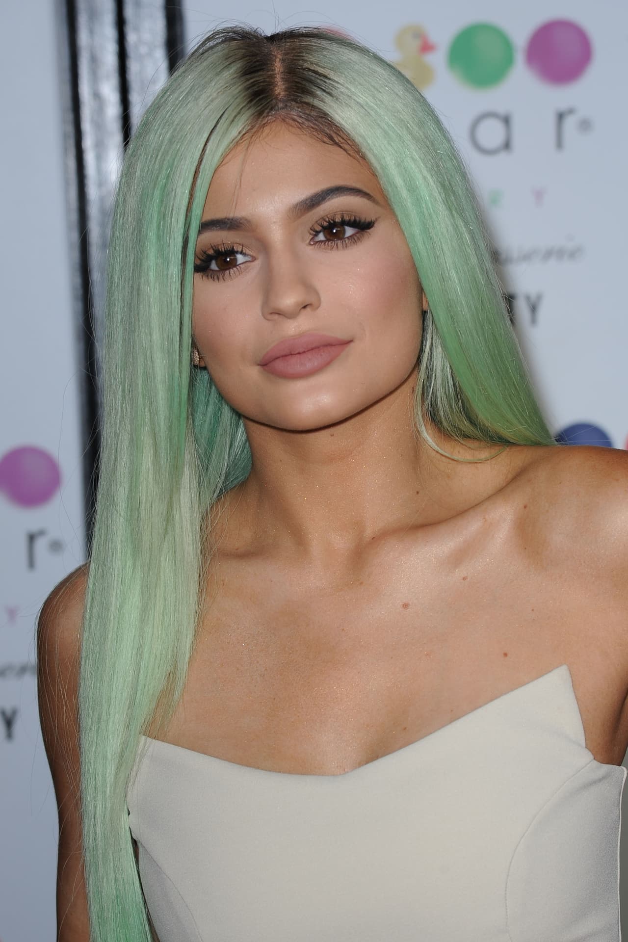 Kylie asistió a la inauguración de una tienda.