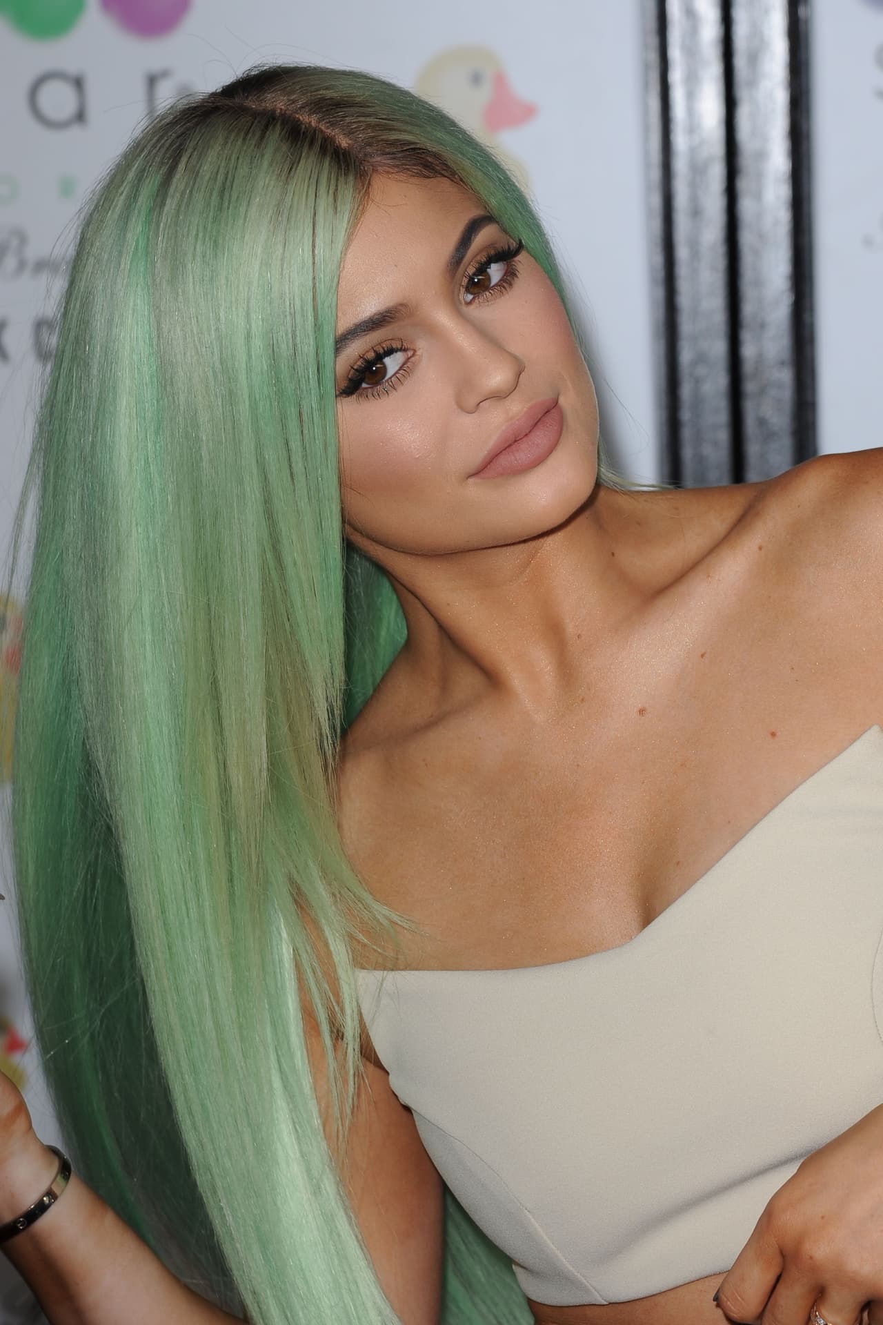 Jugando con su nueva melena.