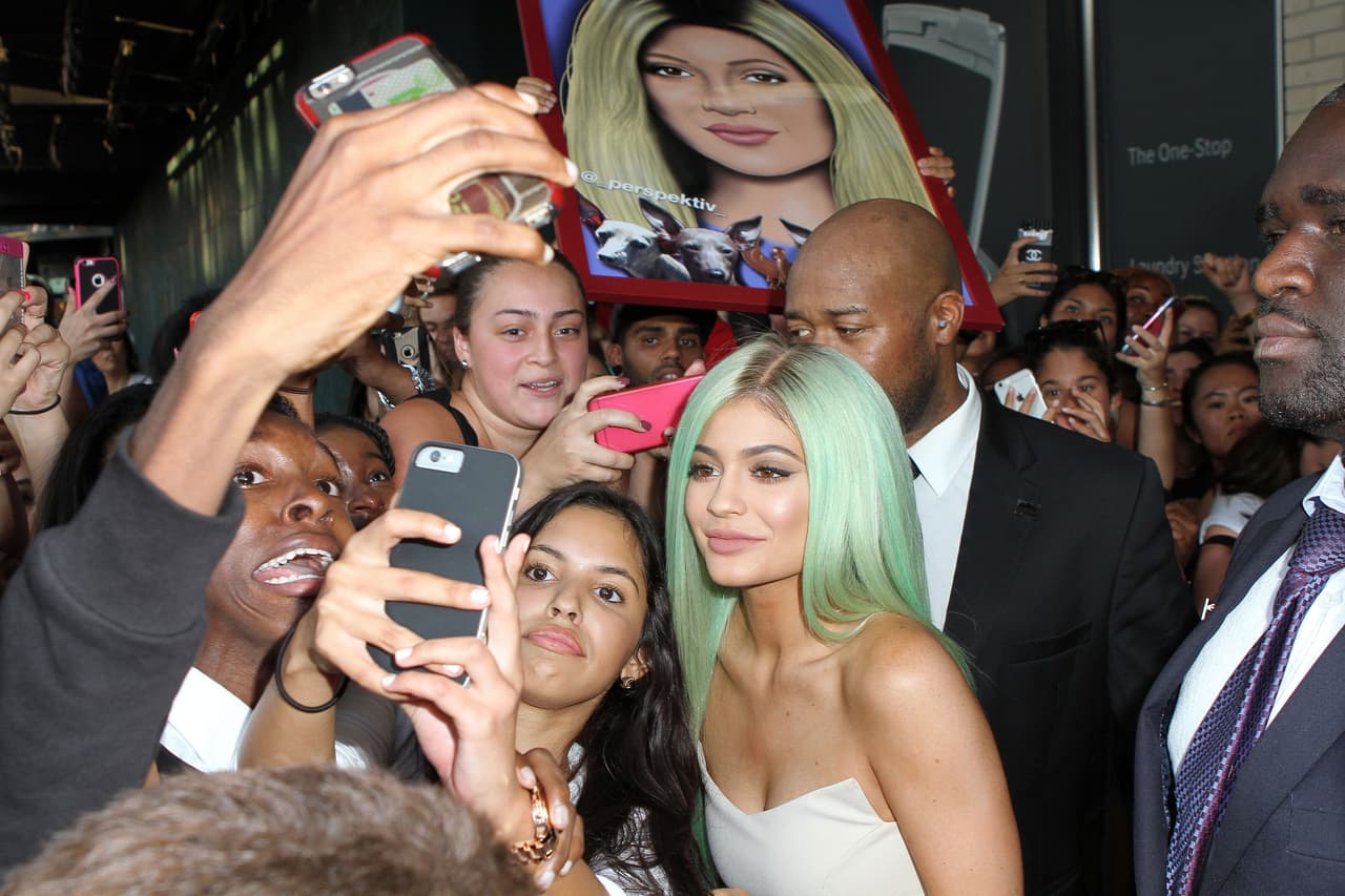 Se sacó fotos con fans en la calle.