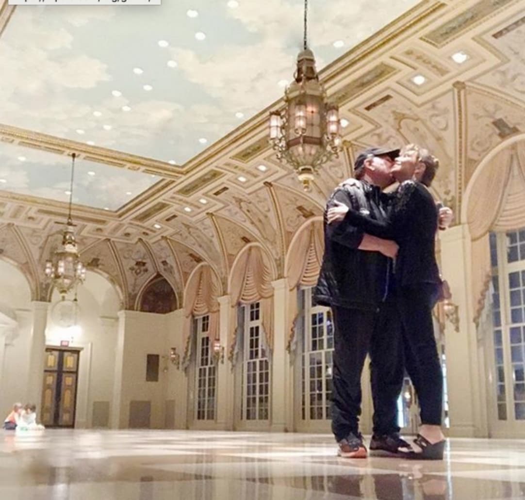 Aunque de eso ya hace 18 años, constantemente se les ve dándose muestras de afecto.