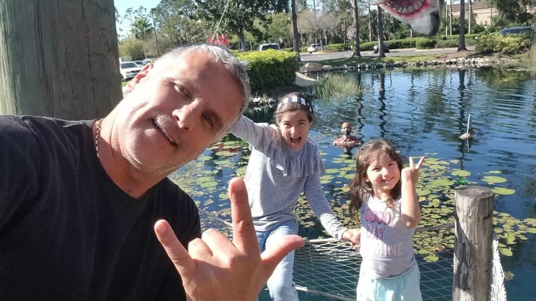 En febrero de ese año, Héctor Soberón había declarado en el programa 'INtrusos': "Hoy por hoy vale más estar con la familia, ya para mí lo económico no es tan primordial, sino que me interesa más ver crecer a mis hijas, que tengan esa imagen paterna y que sepan que no hay ningún obstáculo en la vida y que puedes hacer lo que sea".