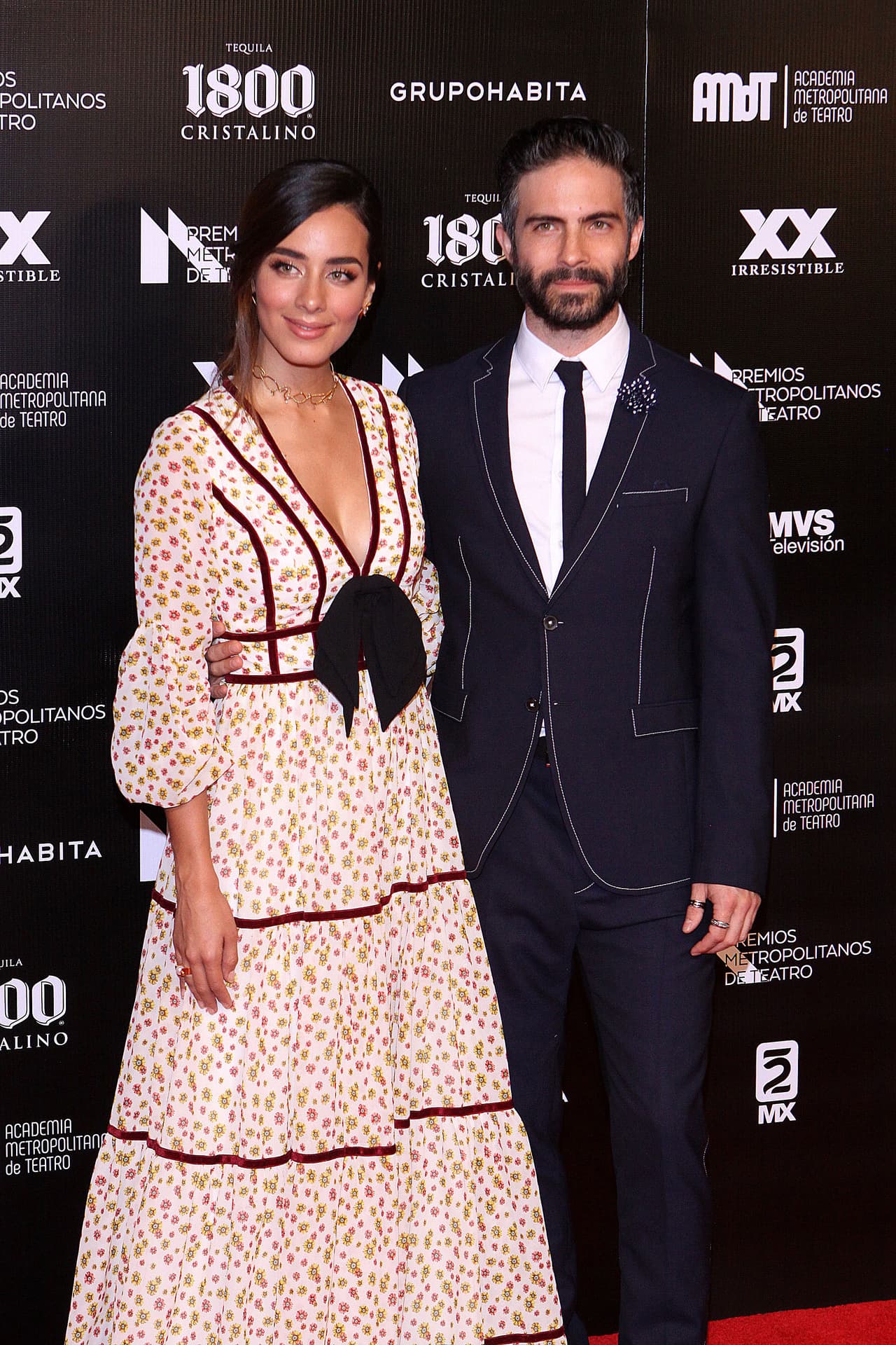 En 2017 el artista protagonizó la serie ‘La bella y las bestias’ junto con Esmeralda Pimentel, con quien confirmó su romance un año después. La pareja 
<a href="https://www.univision.com/famosos/esmeralda-pimentel-confirma-que-su-noviazgo-con-osvaldo-benavides-termino-fotos">anunció su separación</a> a finales de 2019 de manera amistosa.