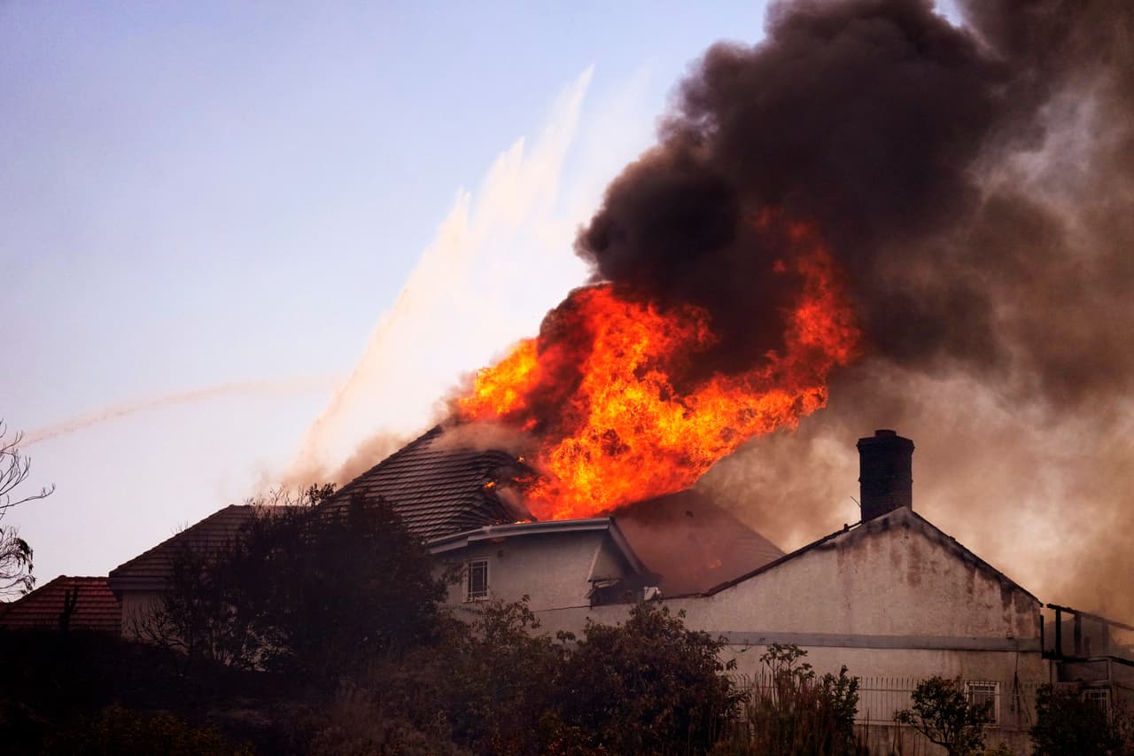 El momento en que las llamas del North Fire envuelven una vivienda en San Juan Capistrano el viernes 16 de octubre.