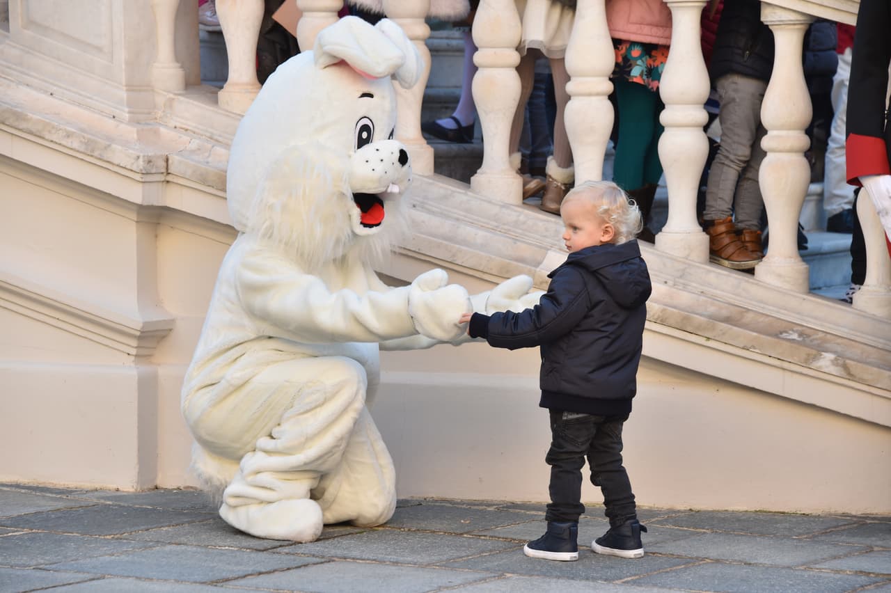 El Píncipe Jacques de Mónaco juega con una botarga durante la distribución anual de regalos en el Palacio de Mónaco.