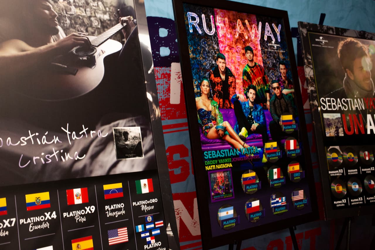 <b>'Runaway'</b>, la canción que hace con
<b>Natti Natasha, Daddy Yankee y los Jonas Brothers,</b> también tuvo su reconocimiento con disco de oro en España y platino en Latinoamérica.