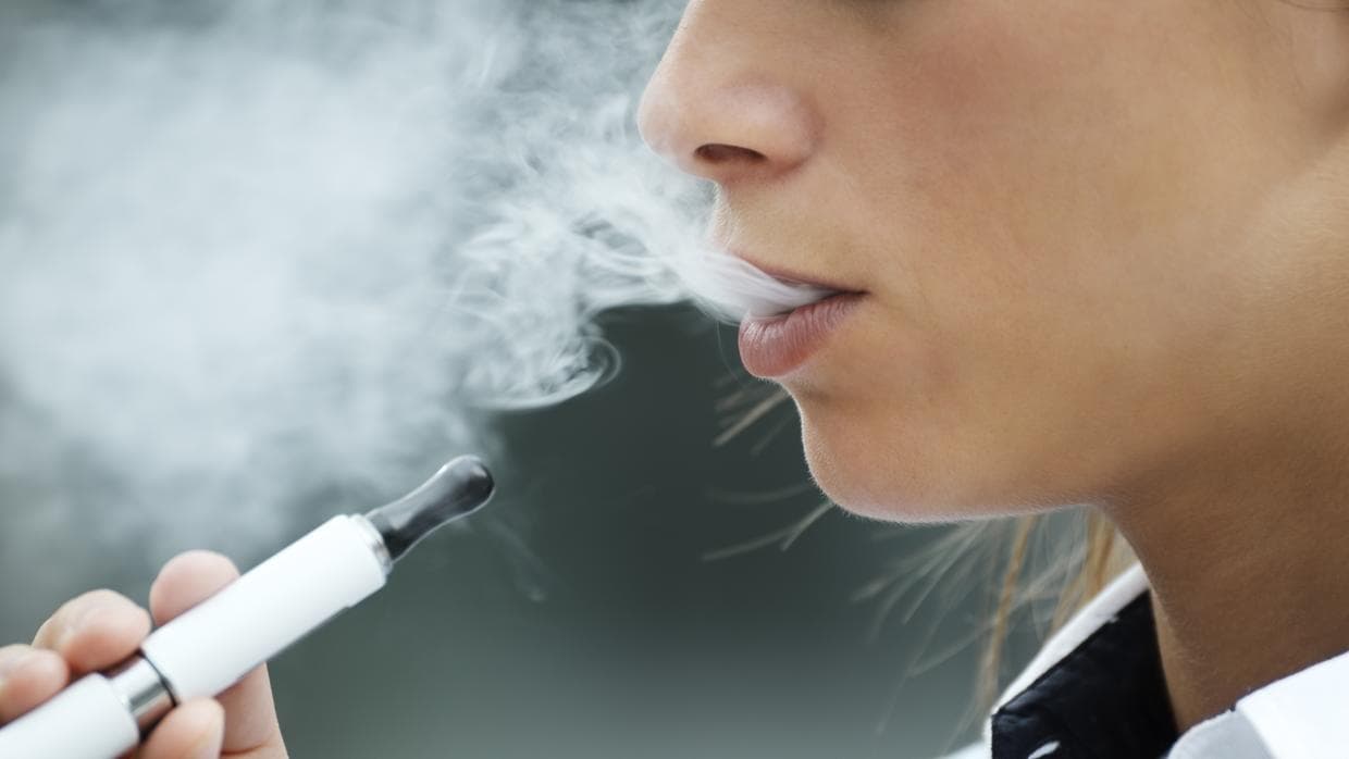 <b>Tampoco 'vapear'</b>. Los jóvenes que inhalan el vapor de los cigarrillos electrónicos tienen 
<b>hasta tres veces más cantidad de toxinas potencialmente cancerígenas en el cuerpo</b> que los que no lo han hecho. Lo muestra 
<a href="1.%09https:/www.univision.com/noticias/tabaco/no-es-vapor-de-agua-inocuo-investigadores-dicen-que-cigarros-electronicos-tienen-sustancias-potencialmente-cancerigenas">una investigación</a> que pone contra las cuerdas uno de los argumentos más utilizados por la industria y que señala que los 
<a href="https://www.univision.com/noticias/tabaco/no-es-vapor-de-agua-inocuo-investigadores-dicen-que-cigarros-electronicos-tienen-sustancias-potencialmente-cancerigenas">cigarrillos electrónicos</a> son más saludables que el tabaco y que, por tanto, pueden servir como sustituto para dejar de fumar completamente.