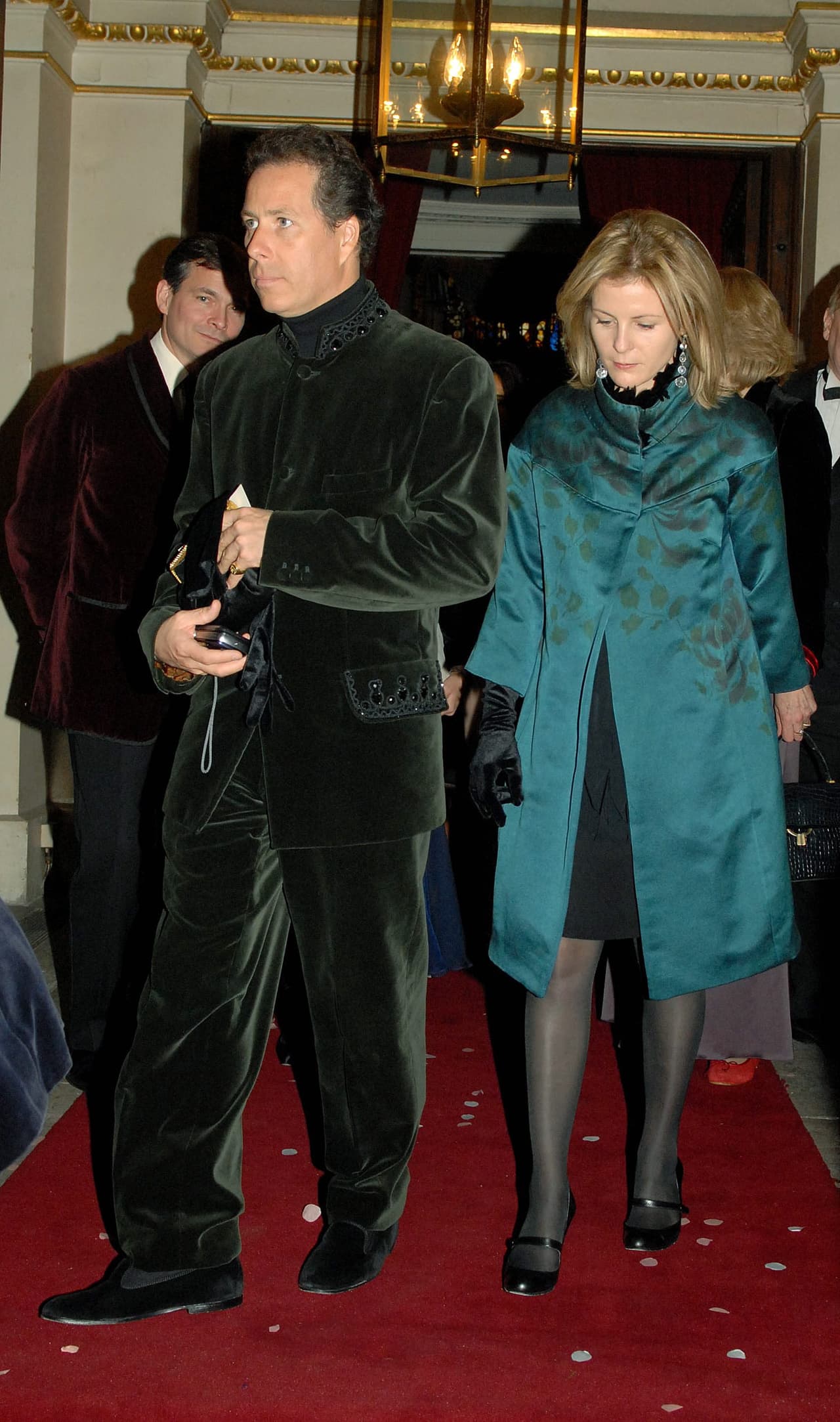 En un comunicado emitido por el portavoz de los condes se pidió "
<b>que la prensa respete su privacidad</b> y la de su familia".
<br>