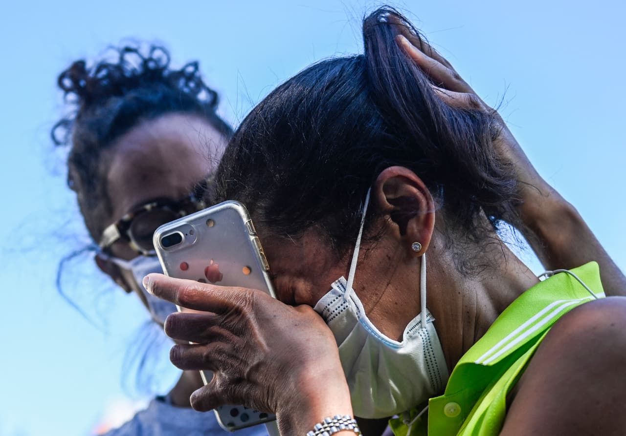 Allison Haywood, a la izquierda, abraza a su madre, Cheryl Haywood, quien llora tras escuchar la decisión del jurado. Madre e hija se encontraban cerca de la iglesia episcopal St. John en Washington DC.