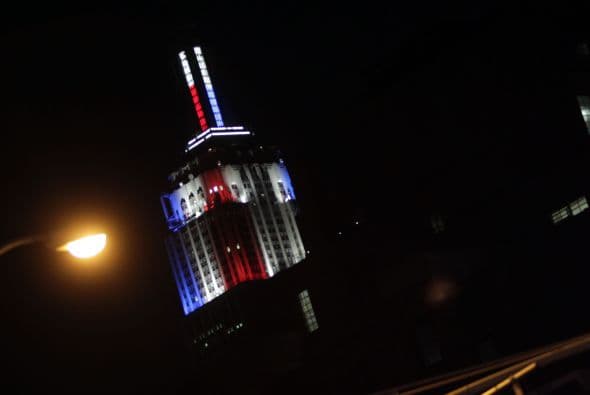 El rascacielos Empire State de Nueva York sería hoy un indicador de los resultados de la jornada electoral en EEUU, narrando en tiempo real, gracias a los colores rojo y azul.