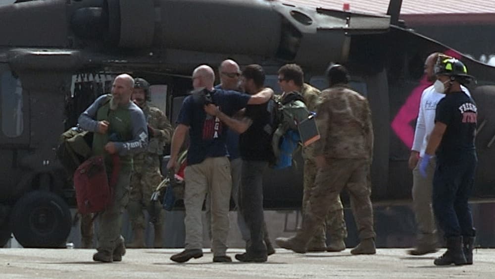 <b><a href="https://www.univision.com/local/fresno-kftv/aun-hay-personas-atrapadas-militares-continuan-rescatando-turistas-desde-la-montana-debido-al-incendio-creek">El total fueron 373 personas rescatadas</a></b> desde distintos puntos de los sectores montañosos de los condados de Fresno y Madera.