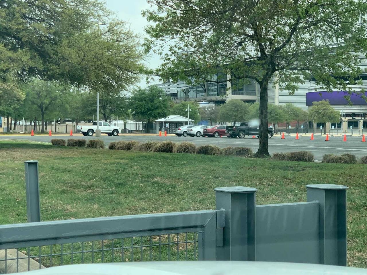 <a href="https://www.univision.com/local/san-antonio-kwex/greg-abbott-denuncia-abuso-sexual-contra-menores-migrantes-albergados-coliseo-freeman-san-antonio">La comisionada del condado de Bexar, Rebeca Clay Flores, dijo que las declaraciones realizadas por el gobernador sobre la falta de comida, higiene y la separación de niños con covid-19 no son verdaderas.</a> 
<br>
<br>
<b>Sin embargo, sí dijo que se debe investigar las alegaciones de abuso sexual.</b>
<br>
<br>Clay Flores es voluntaria de las instalaciones durante su tiempo libre y estaba presente durante a visita sorpresa de Abbott.
<b> </b>
<br>