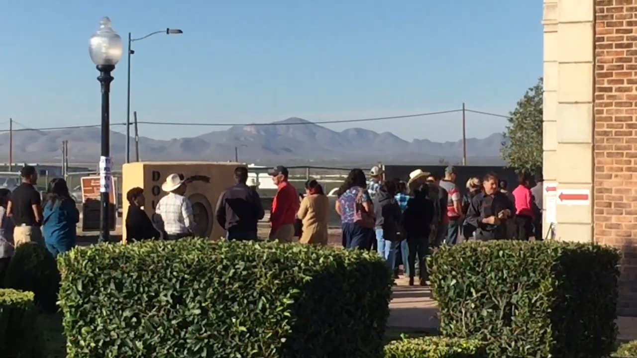 En la ciudad de Douglas, Arizona, decenas de personas han esperado en filas pacientemente para ejercer su voto