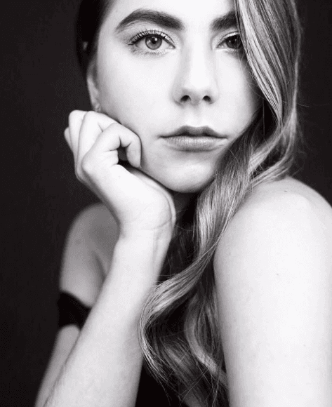 Complementa sus rutinas con cuidados de belleza básicos como desmaquillarse antes de dormir e hidratar su piel con cremas y aceites, así como bloqueador solar.