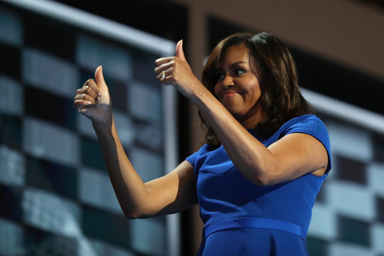 <b><a href="http://www.univision.com/estilo-de-vida/trending/adios-michelle-285-imagenes-con-las-que-te-recordaremos">Michelle Obama</a> – 2009-2017 (Barack Obama)</b>
<br>Los últimos meses han contribuido a convertir a Michelle en una estrella mediática con millones de seguidores que tras el resultado de las elecciones 
<a href="http://www.univision.com/estilo-de-vida/trending/michelle-obama-para-presidenta-asi-se-lo-piden-en-twitter">están pidiendo que presente su candidatura para la presidencia</a>. La propuesta no es descabellada considerando su preparación (estudió Sociología y Estudios Afroamericanos en la Universidad de Princeton y posteriormente se graduó como abogada de la Universidad de Harvard) y su reputación como una de las mejores 10 abogadas de EEUU. Es la única primera dama afroamericana en la historia de este país y será recordada en la Casa Blanca por haber luchado por la educación de las niñas, la alimentación sana y los valores del respeto.