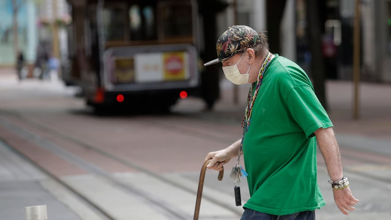 Otras excepciones de portar mascarilla son cuando se encuentre solo, en interiores o exteriores.