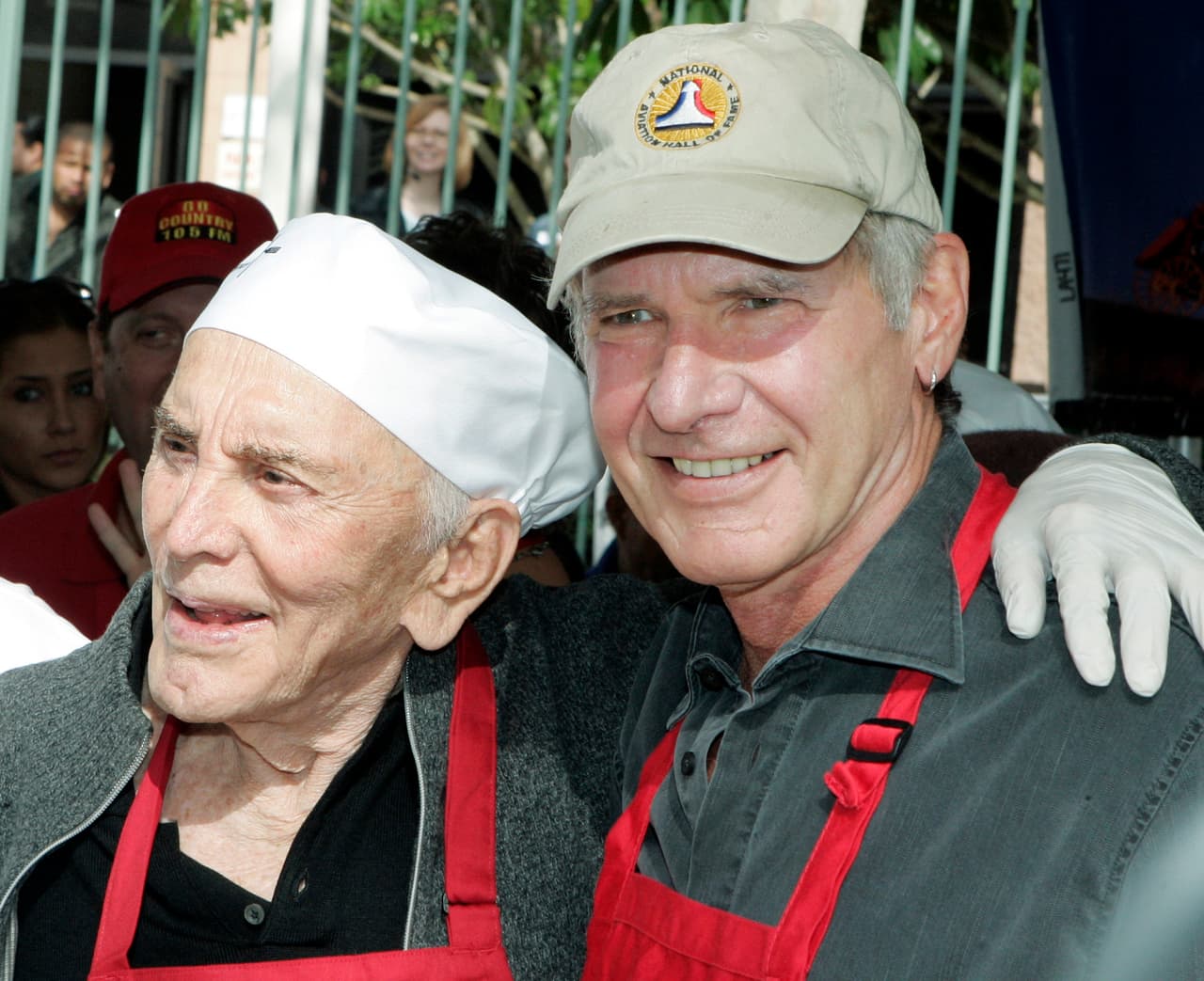 "Debido a mi franqueza, siempre he sido el actor más odiado en Hollywood", solía decir. En esta foto de 2007 se le ve junto a su colega y amigo Harrison Ford entre los actores voluntarios que sirvieron una cena de Acción de Gracias a cientos de personas del barrio de Skid Row en Los Angeles, un área muy afectada por adicciones a las drogas y la indigencia.