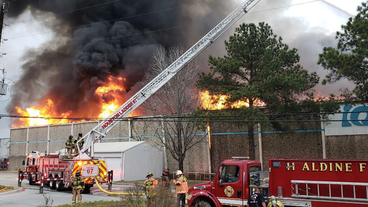 Investigan incendio de un edificio al noroeste del condado Harris