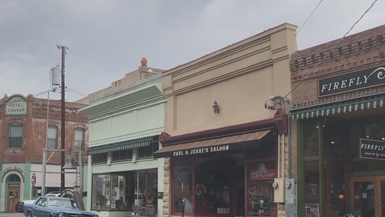 Este pueblo era uno de los mayores productores de metales hace casi cien años y ahora es un lugar donde viven artistas y los visitantes pueden disfrutar de sus edificaciones clásicas junto a distintas atracciones.