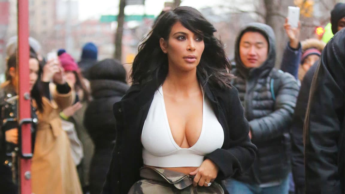 El 'sexto dedo' de Kim Kardashian y otros misterios en las fotos de los famosos