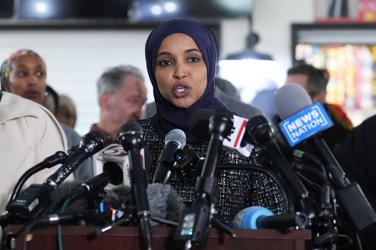 Se declara culpable por agresión el hombre que roció con vinagre a representante Ilhan Omar