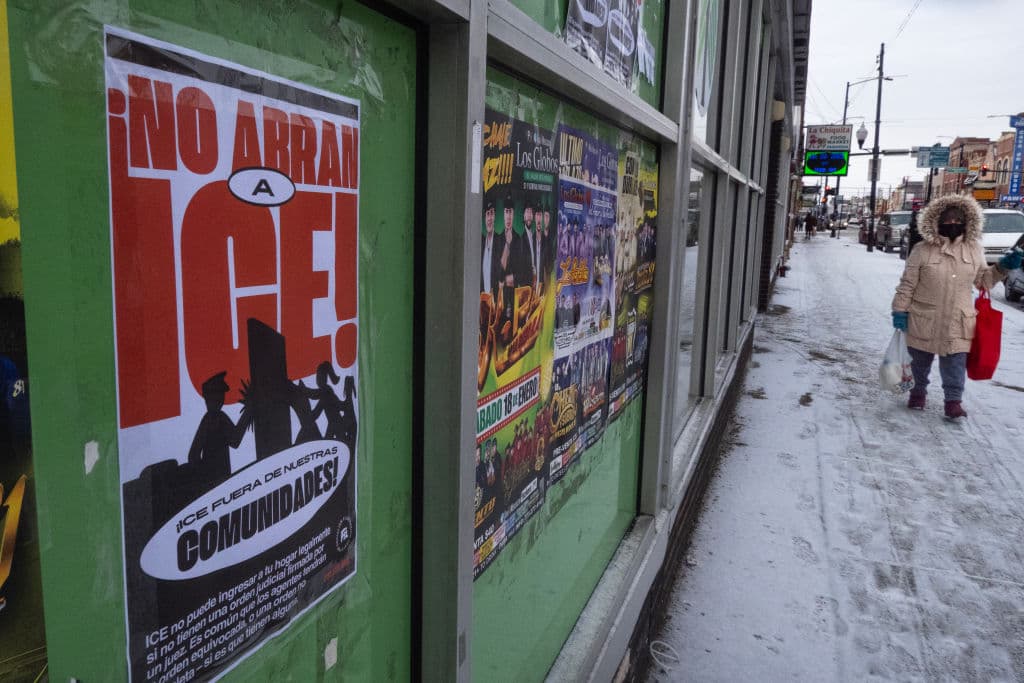 Chicago, que mantiene políticas de ciudad santuario que limitan la cooperación entre la policía local y los agentes de inmigración, ha estado anticipando estas operaciones durante meses.