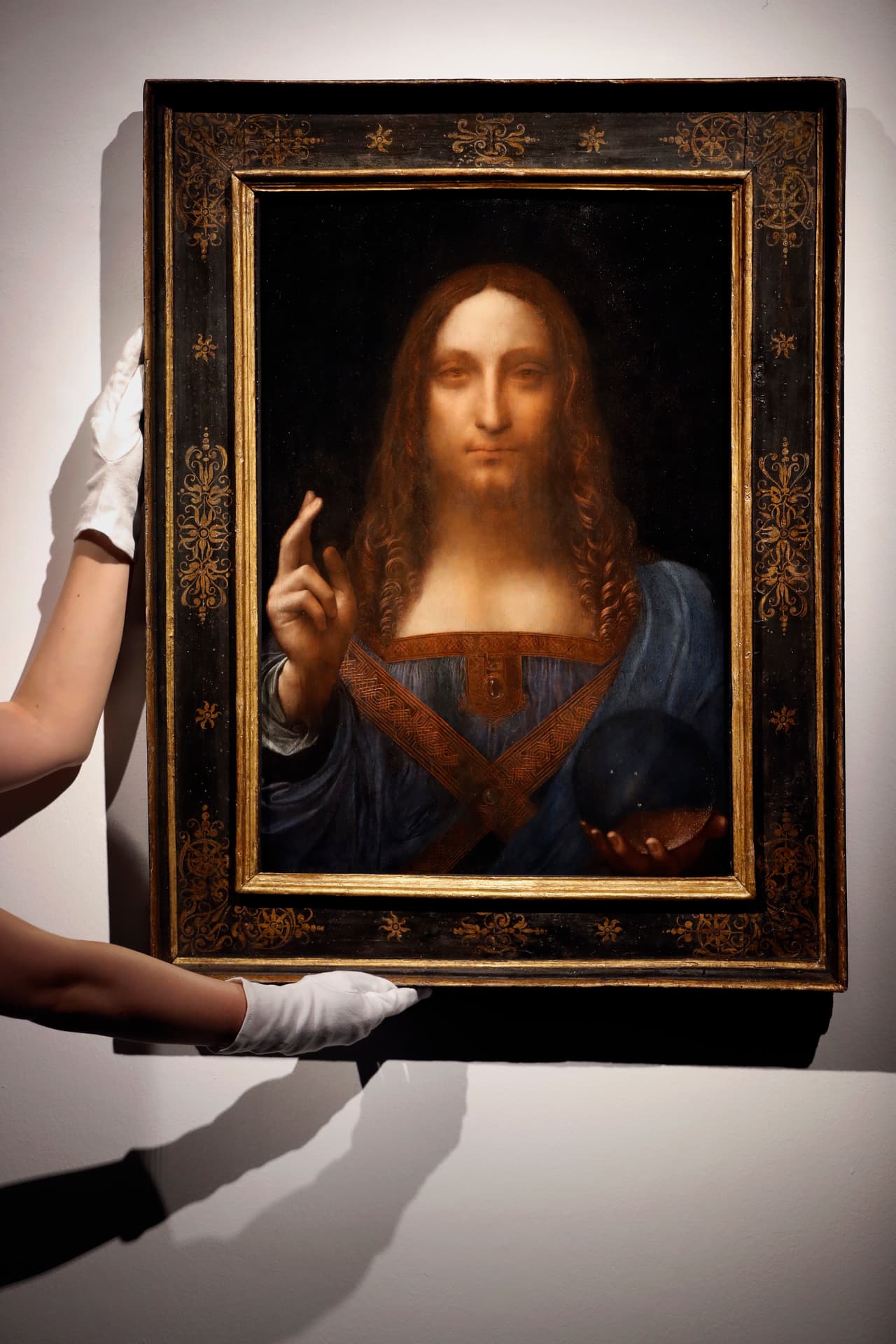<i><b>'Salvatori Mundi'</b></i>
<b>, de Leonardo Da Vinci</b>. Realizada en el año 1500, esta es una de las 20 pinturas de Leonardo de las que se tiene conocimiento y la única en manos privadas. Fue vendida a un comprador anónimo por una cifra récord de 450 millones de dólares en una subasta realizada este miércoles, pulverizando las marcas previas para obras de arte vendidas en subasta o de manera privada.