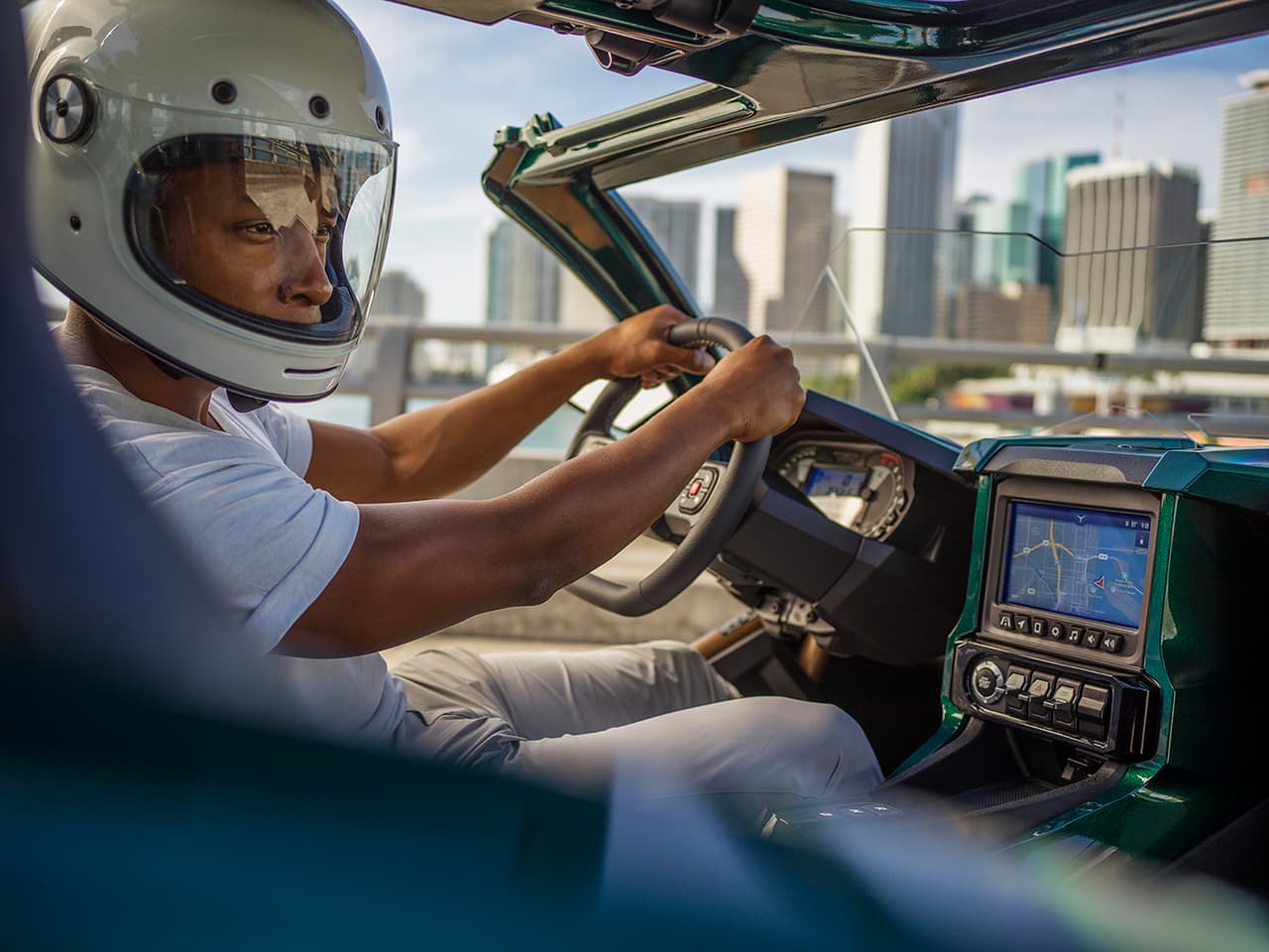 Otro de los sistemas que el Touring LE comparte con la versión 2020 del Slingshot es el nuevo sistema de ‘infoentretenimiento’ llamado Ride Command. Este cuenta con una pantalla táctil de 7” con GPS y sistema de navegación con indicaciones ‘turn-by-turn’.
<br>