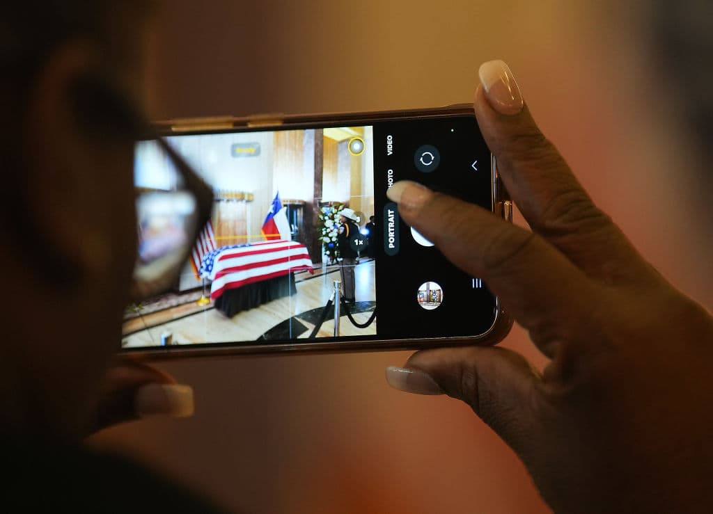 Algunas personas quisieron tomar una foto del féretro con los restos de Sheila Jackson Lee.