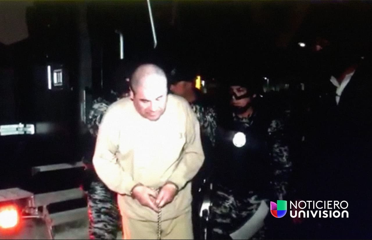 Guzmán es trasladado por agentes especiales a Ciudad Juárez.