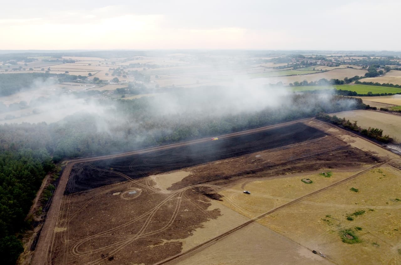 Vista aérea de los incendios que consumen un bosque en Blidworth, Inglaterra, este martes 19 de julio de 2022. El científico jefe de Met Office (la agencia meteorológica del Reino Unido), Stephen Belcher, explicó que las altas temperaturas en Gran Bretaña serían “prácticamente imposibles” sin el cambio climático impulsado por el hombre.
<br>Advirtió que “podríamos ver temperaturas como esta cada tres años” sin una acción seria sobre las emisiones de carbono.