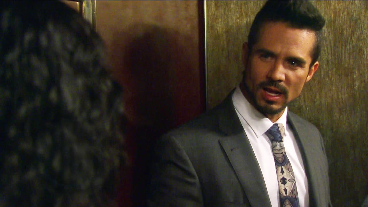 El destino hizo que quedaran atrapados en un elevador.