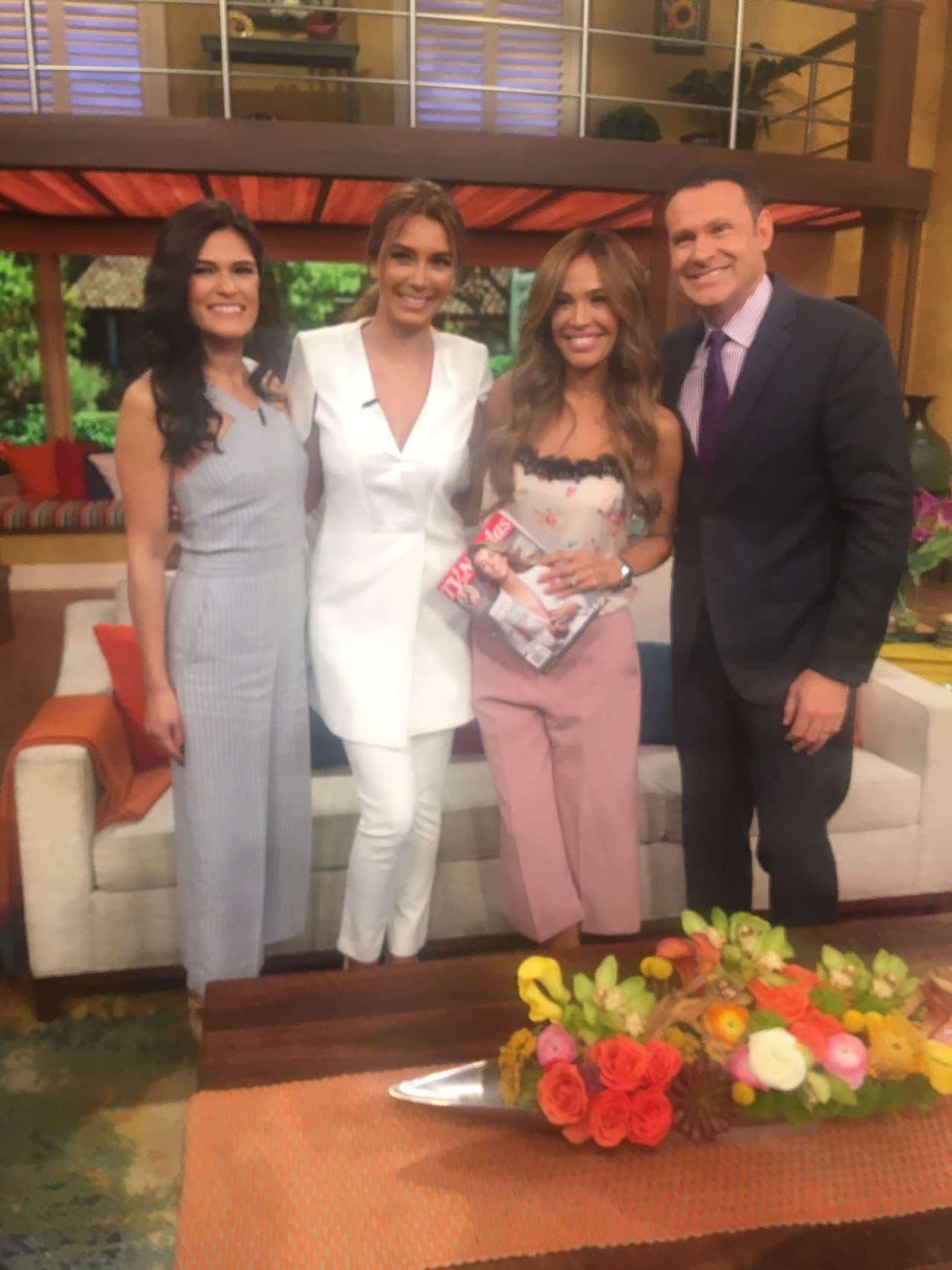 ¡Bendito entre las mujeres! Nuestro querido Alan corrió para salir en la foto.