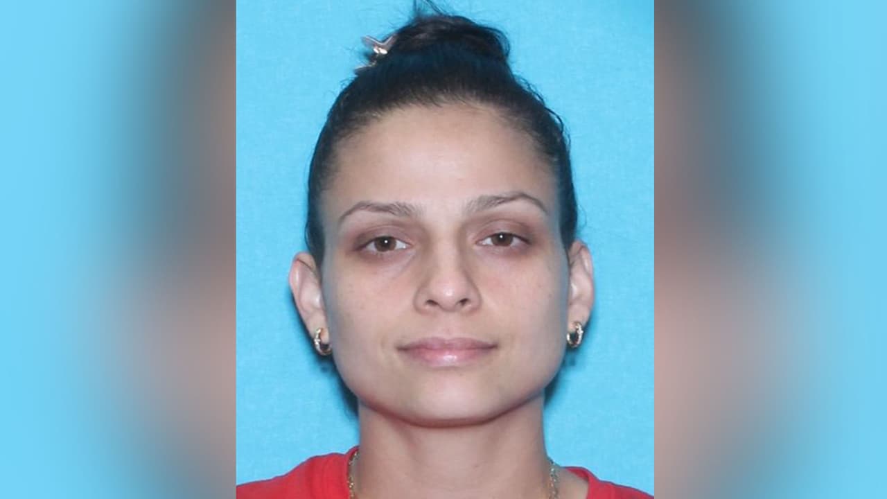 Lisa Marie Rosenbaum - Es buscada por crueldad animal por no dar cuidado adecuado a varios cachorros que le pertenecían. Tiene dos condenas previas por robo.