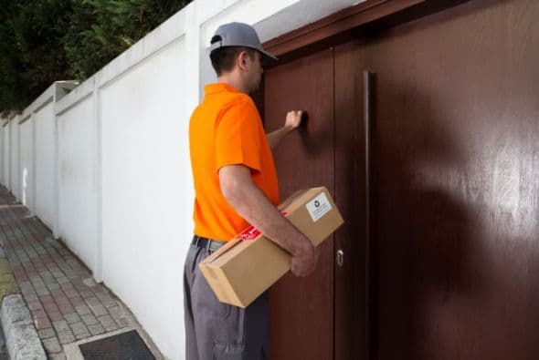Solicite al remitente que mantenga su paquete en sus instalaciones si no hay nadie en casa para recibirlo. La mayoría de las compañías de envío ofrece este servicio.