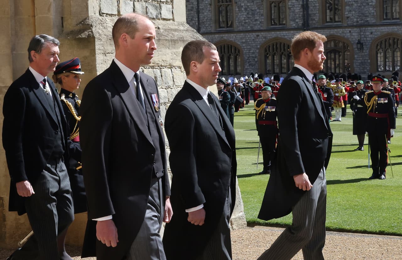 De acuerdo con medios británicos como The Sun, el pelirrojo nieto de la reina Isabel 
<b><a href="https://www.thesun.co.uk/news/14772462/harry-diana-trip-shocked-frosty-funeral-reception-royal/" target="_blank">quedó "impresionado" por el recibimiento "frío"</a></b> que tuvo por parte de su familia durante ese fin de semana. 
<br>