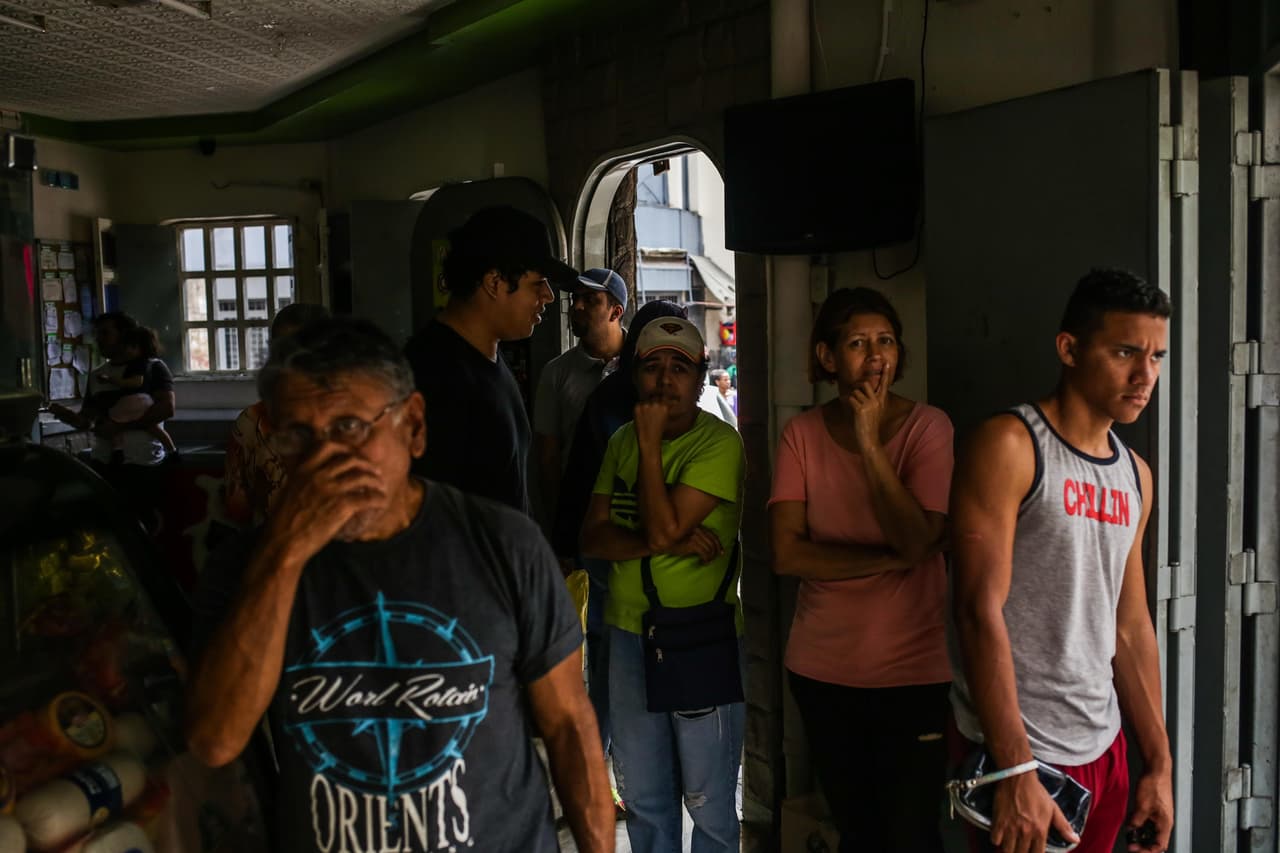 Algunos comercios se mantienen abiertos utilizando la luz de las ventanas. Los puntos de venta electrónicos no pueden ser utilizados durante el apagón.