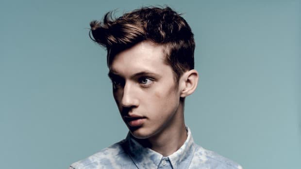 “No puedo dejar de pensar en Ke$ha. Estoy 100% seguro de que hay una hermosa, luz musical al final de esta oscuridad…. Sigue adelante”- Troye Sivan.
