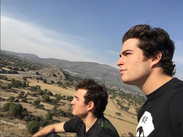 Llevó a su hermano Leopoldo a conocer las Pirámides de Teotihuacán: "Dos generaciones después los hermanos Leopoldo Carrera y Danilo Carrera siguen viajando por el mundo juntos #loscarrera #loscarrerahuerta #mexico @leopoldocarrera".