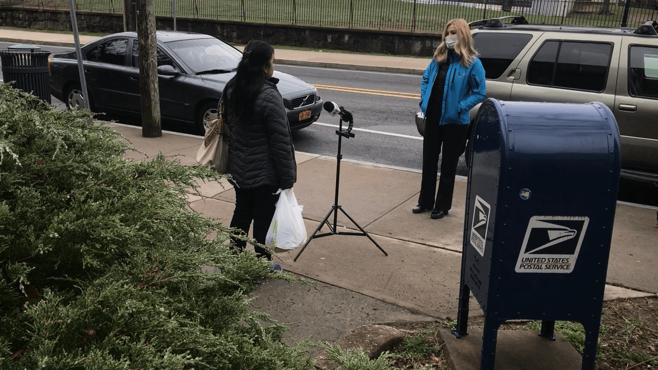 El equipo de A Tu Lado, Berenice Gartner y Pablo Traverso, trabajando en Westchester, NY, durante el brote de coronavirus.