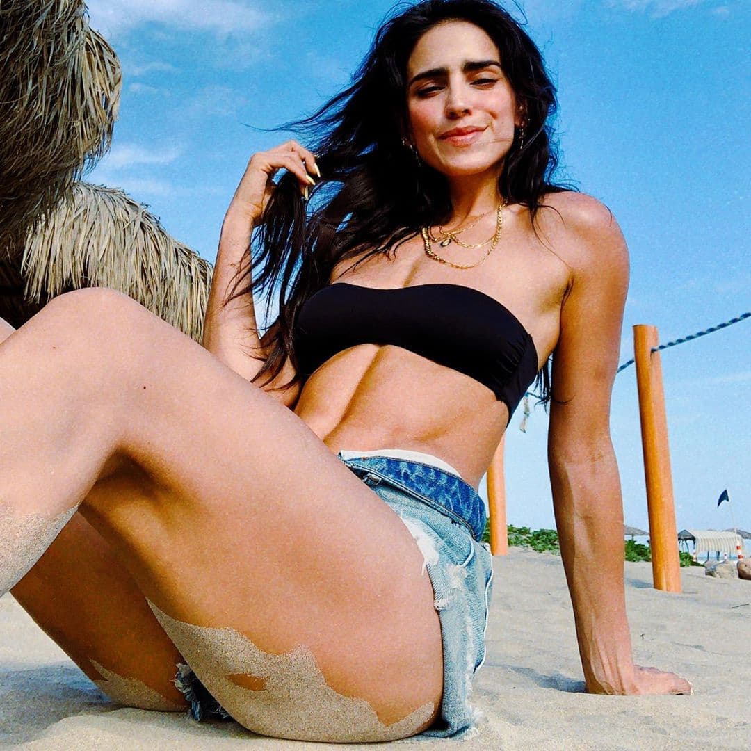 "Para mí, no es la mujer 'fitness' de México, pero 
<b>es alguien que tiene voz y voto</b> en esto y la respeto. Si me preguntas si es 'fit' o 'fake', 
<b><a href="https://www.univision.com/famosos/barbara-de-regil-demuestra-que-no-le-robo-una-quesadilla-a-sebastian-martinez-y-el-se-defiende-video" target="_blank">yo la siento 'fake'</a></b>", opinó Di Marco.