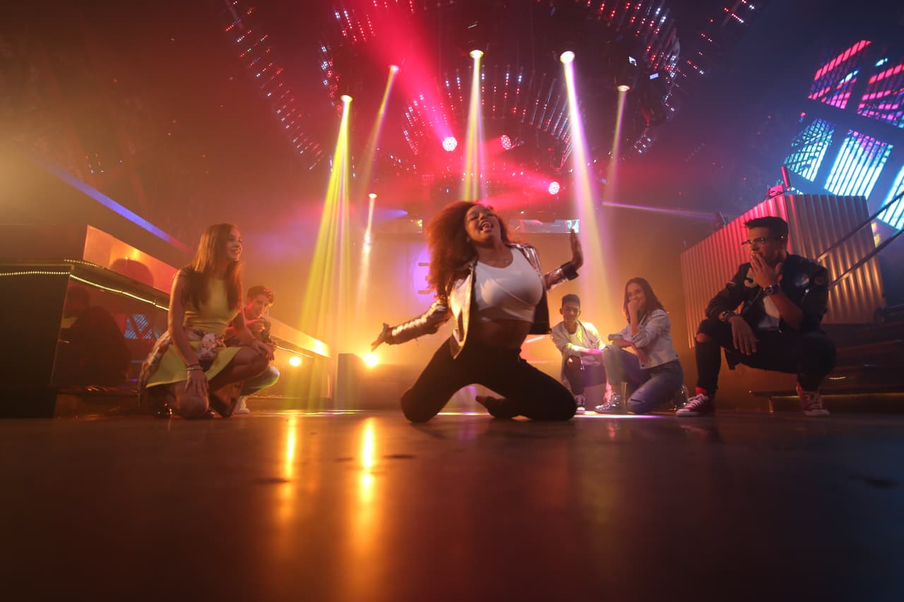 Abdiel, Fabyán, Alondra, Sofía, Verónica y Abel formaron la banda 
<b>Milenios</b>. “Cake by the ocean” fue el tema de su videoclip. Durante las grabaciones los chicos se diviertieron y hasta se sonrojaron al enterarse que había escena de beso.