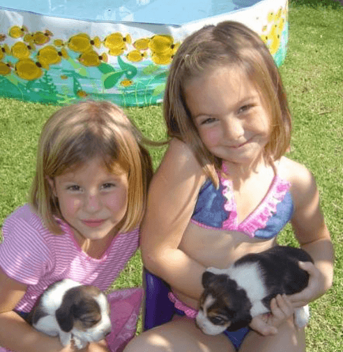 Su nombre real es Regina Velasco Pavón y es de nacionalidad mexicana. Nació el 13 de noviembre de 1998 en la Ciudad de México y tiene una hermana.