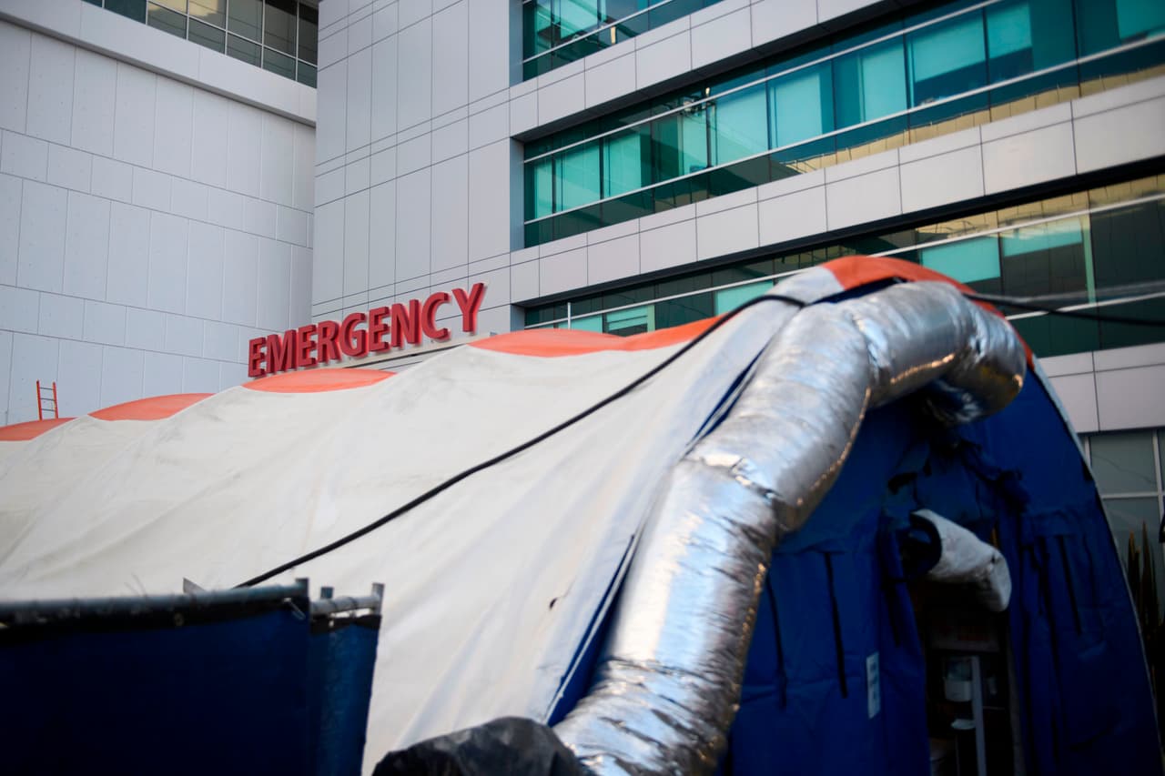 Sin embargo, los expertos insisten que aunque las vacunas ya existen y se están inyectando, las medidas de prevención de contagios deben mantenerse, especialmente en tiempos en que
<a href="https://www.univision.com/local/los-angeles-kmex/coronavirus-los-angeles/nueva-variante-de-coronavirus-ya-esta-en-el-sur-de-california-segun-newsom">nuevas variantes del coronavirus </a>aparecen en varias partes del mundo e incluso en el sur de
<a href="https://www.univision.com/temas/california">California</a>.