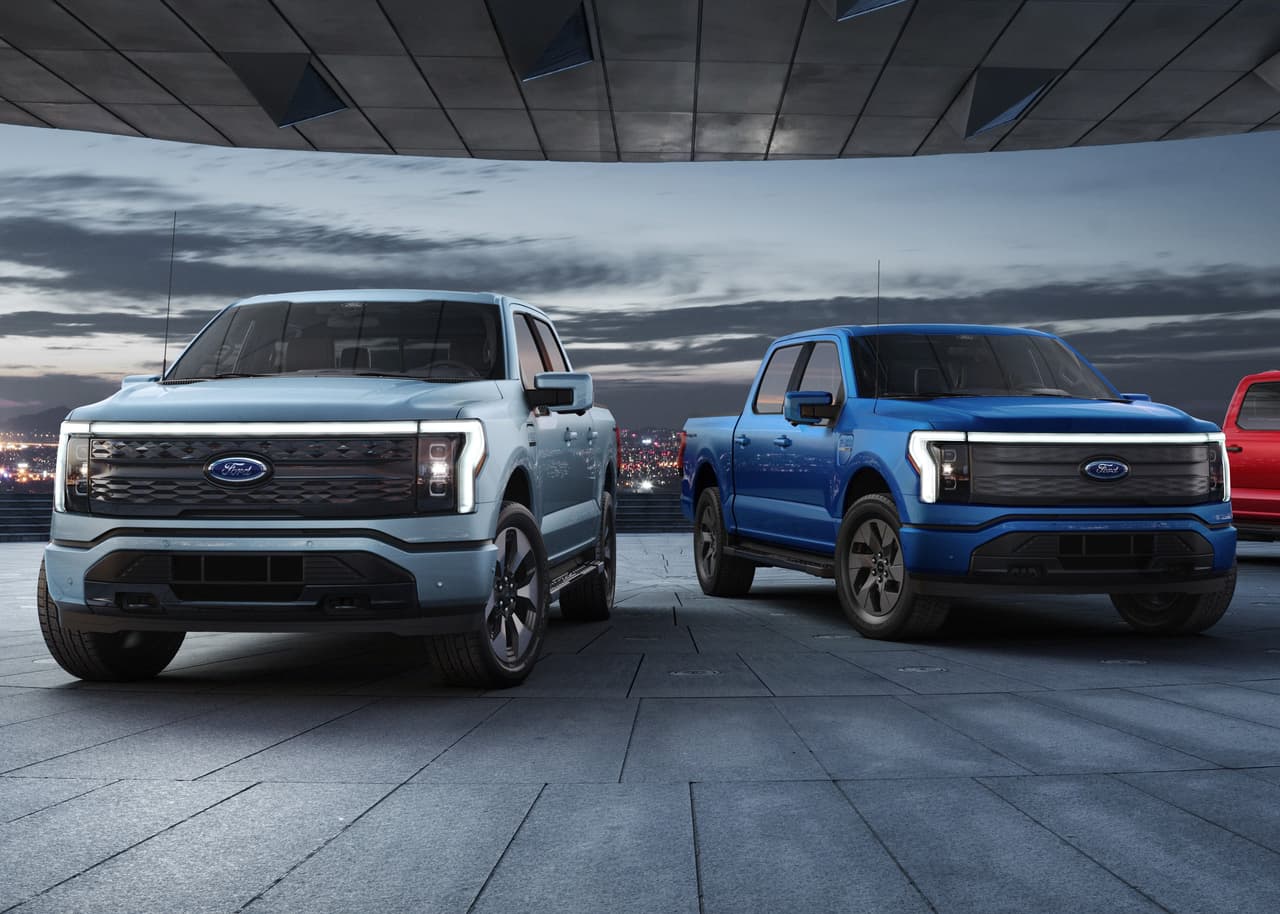 <h3 class="cms-H3-H3"><b>Ford F-150 Lightning</b></h3>
<br>
<br>La Ford F-150 ha sido por muchos años la reina de todas las pickups a gasolina y no es para menos que ahora quiera extender su éxito al nuevo terreno de juego eléctrico. La firma del óvalo pretende hacerlo con la Ford F-150 Lightning, una pickup con una amplia lista de funcionalidades tecnológicas y la misma confiabilidad de sus versiones hermanas de combustión interna.
<br>
<br>
<b>Contenido relacionado: </b>
<a href="https://www.univision.com/carros/ford-f150-lightning-pickup-electrica-debut-detalles-fotos">Ford F-150 Lightning 2022: la pickup eléctrica más completa e inteligente de todas</a>