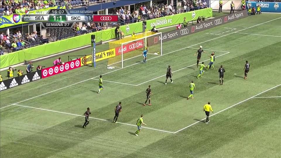 Matt Besler despeja el balón y aleja el peligro