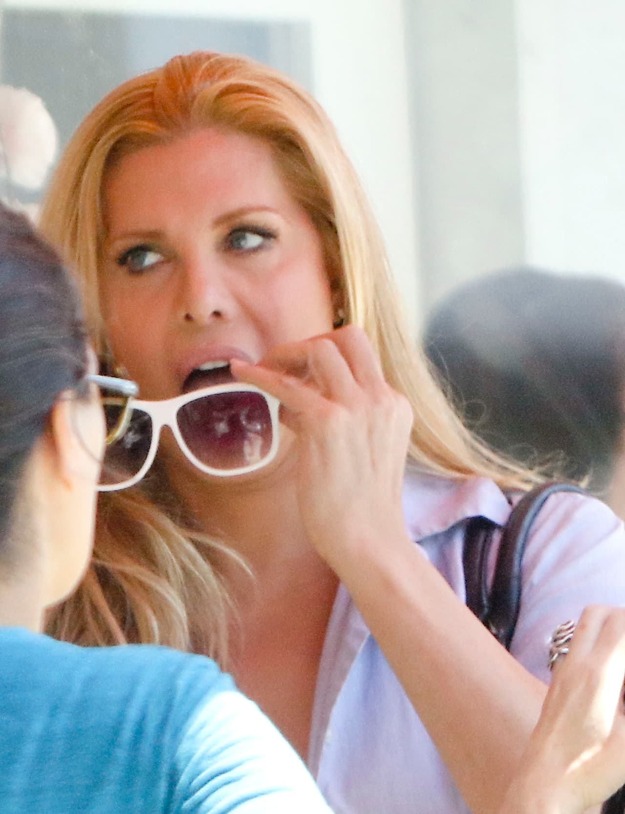 Limpió sus lentes negros.