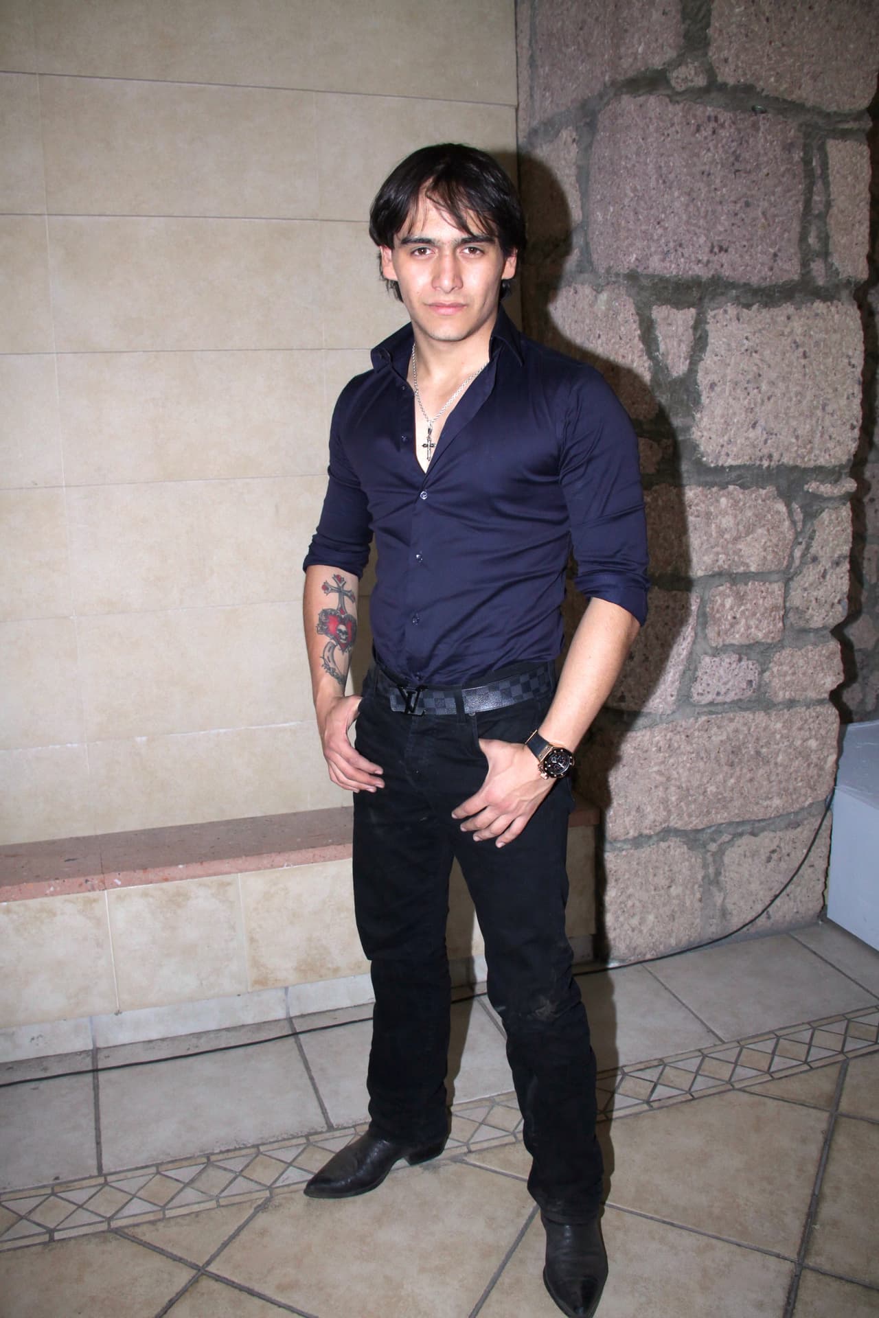 Cuando falleció
<b><a href="http://www.univision.com/temas/joan-sebastian">Joan Sebastian</a></b>,
<b> <a href="http://www.univision.com/temas/julian-figueroa">Julián Figueroa</a></b> prometió tatuarse los símbolos que caracterizaban a su padre: Un corazón, una cruz y una herradura.